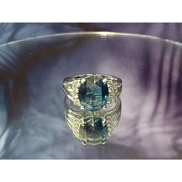 Swarovski Elements - Size 6½ - 18K gold plated ring as pictured - Picture 5 of 8